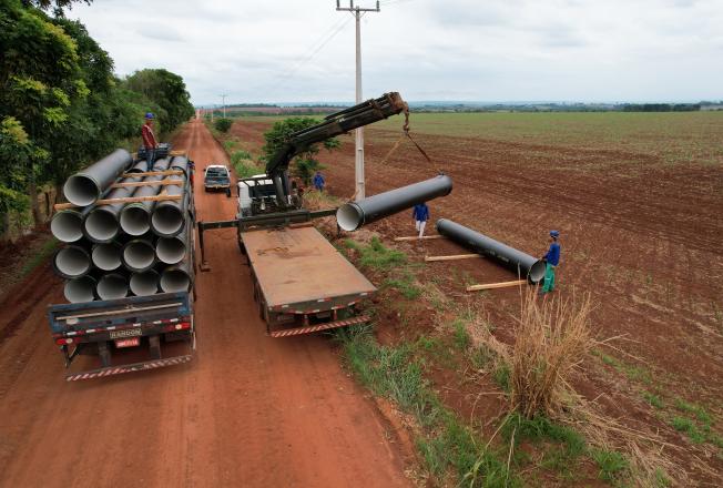 Imagens de Tangará recebe mais de 30 carretas com tubos e obras de adução do Sepotuba devem iniciar nas próximas semanas